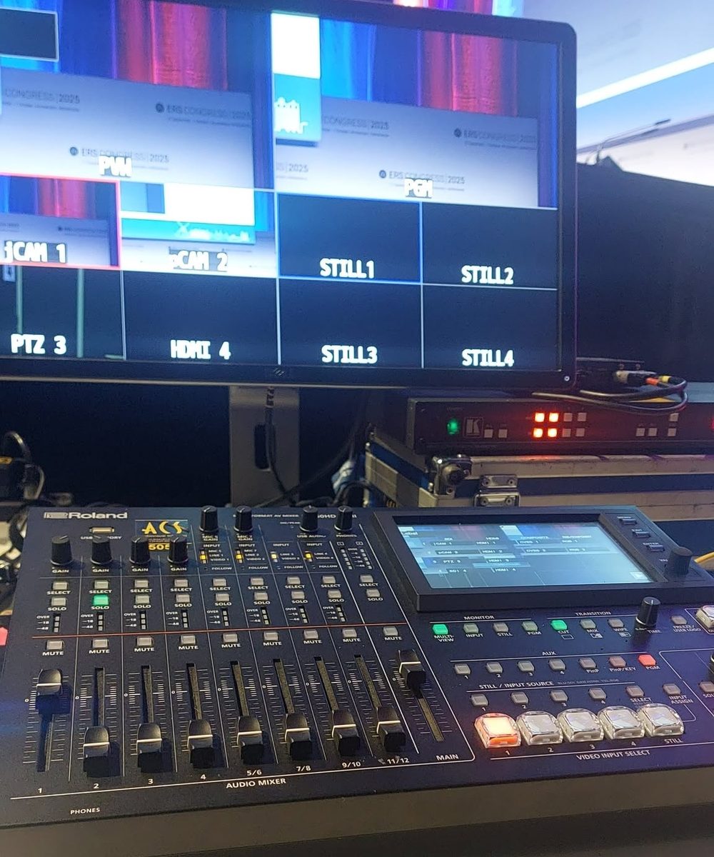 Beeldregie met multiview-monitor en beeldmenger tijdens een congres