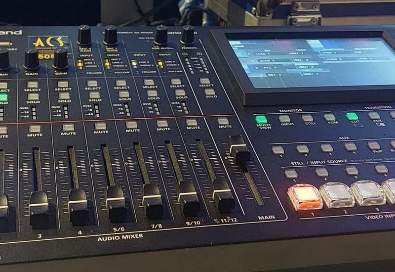 Roland beeldmenger met multiview-monitor voor multi-camera regie