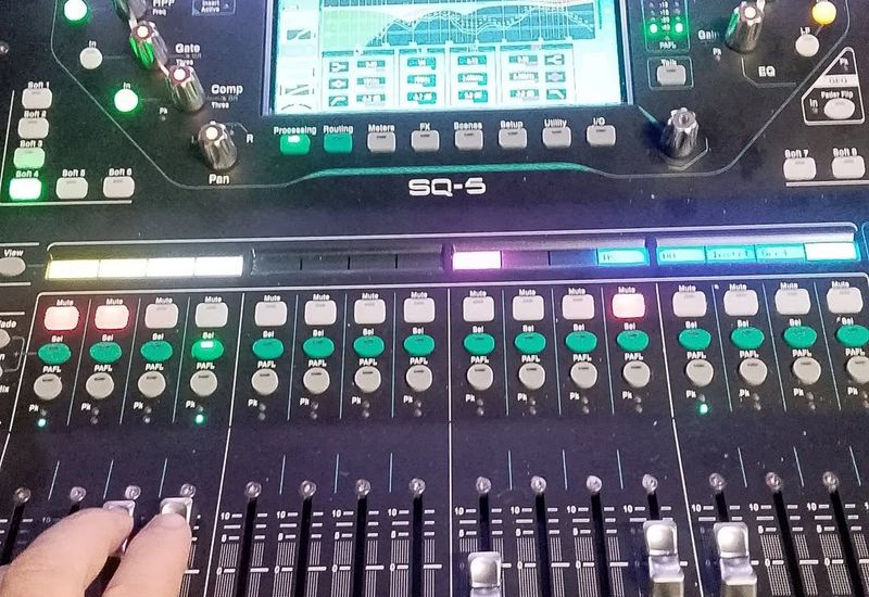 Allen & Heath SQ-5 digitale geluidsmixer tijdens een live productie